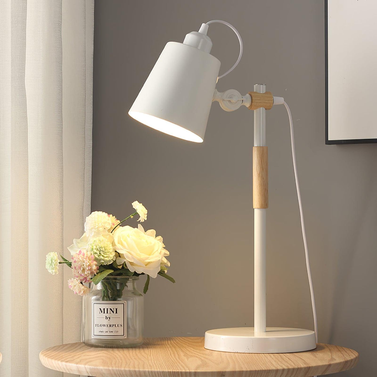 Minimalistische bureaulamp met verstelbare lampenkap om te lezen