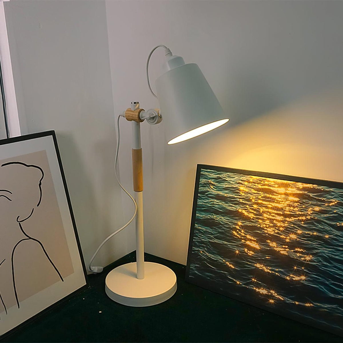Minimalistische bureaulamp met verstelbare lampenkap om te lezen