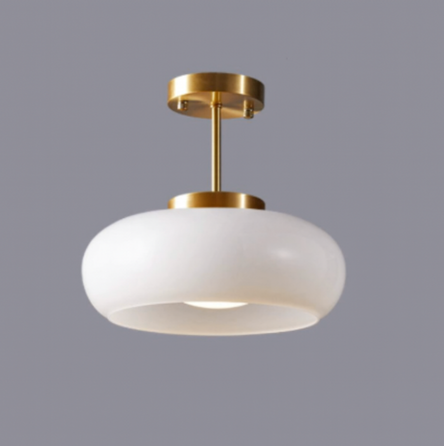 Plafondlamp met afgeronde kap aan korte ophanging