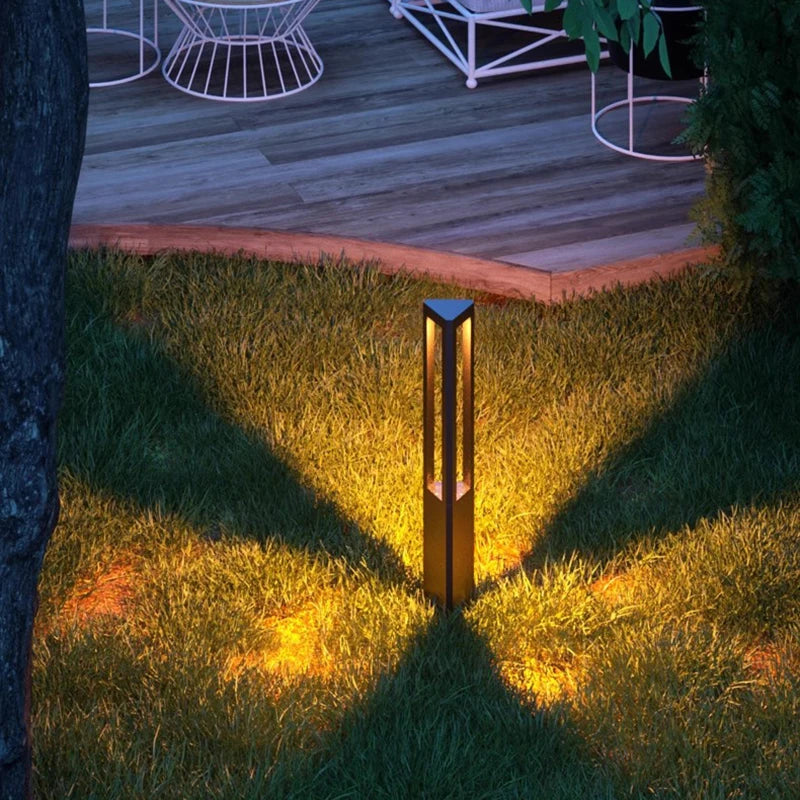 Ogrodowa lampa LED typu słupek w czarnej prostokątnej obudowie