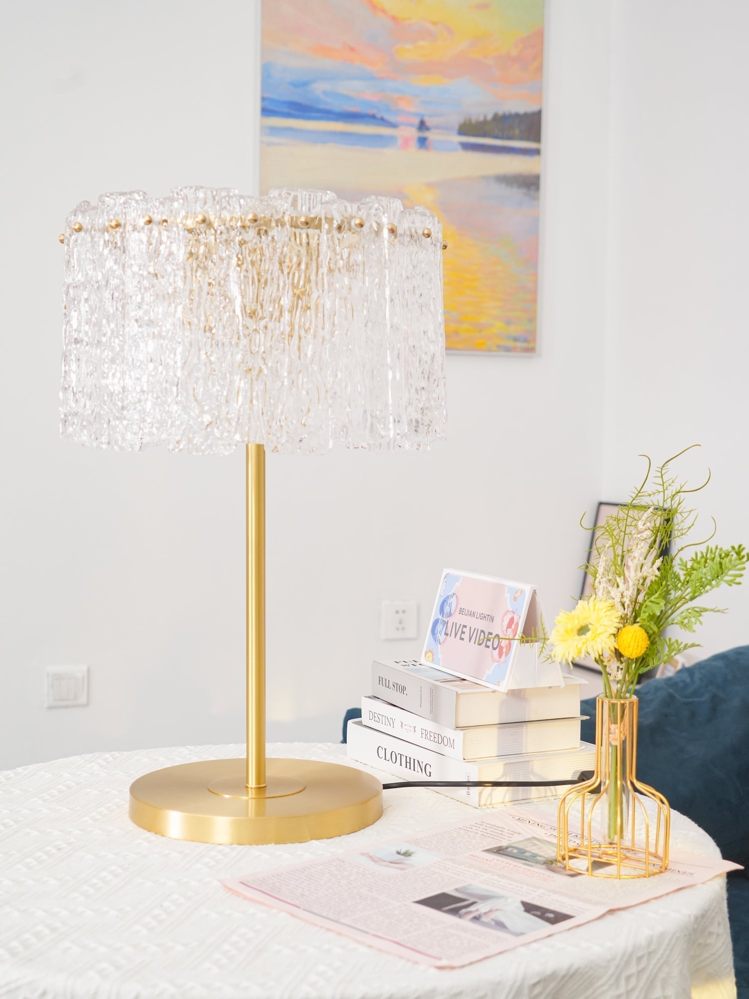 Table lamp with faceted transparent shade and round base