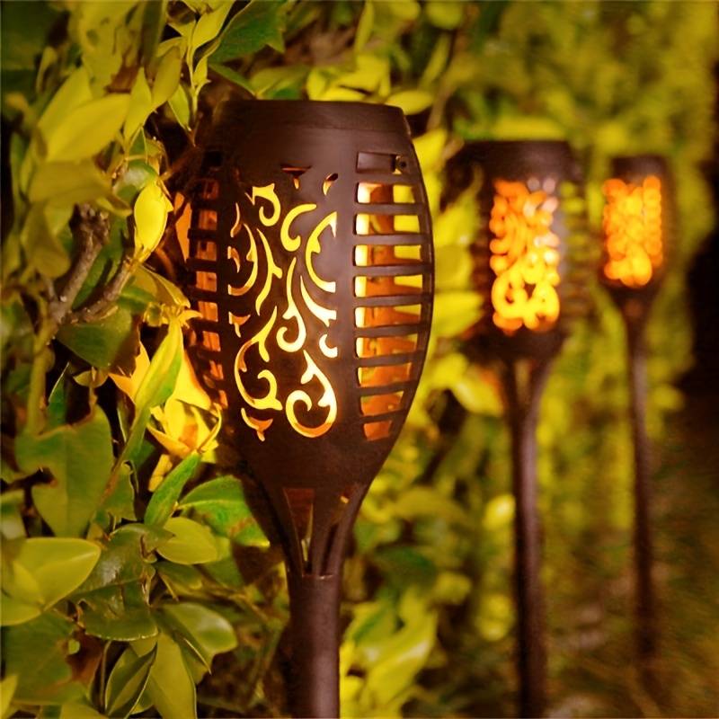 Stojąca lampa zewnętrzna typu pochodnia z ażurowym kloszem