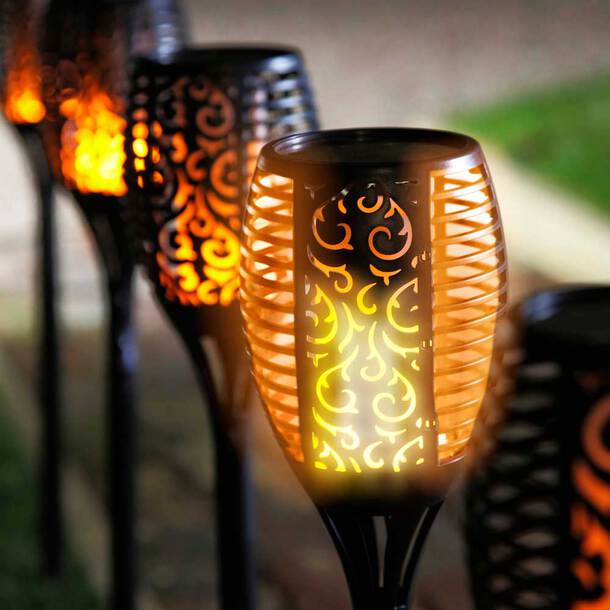 Stojąca lampa zewnętrzna typu pochodnia z ażurowym kloszem