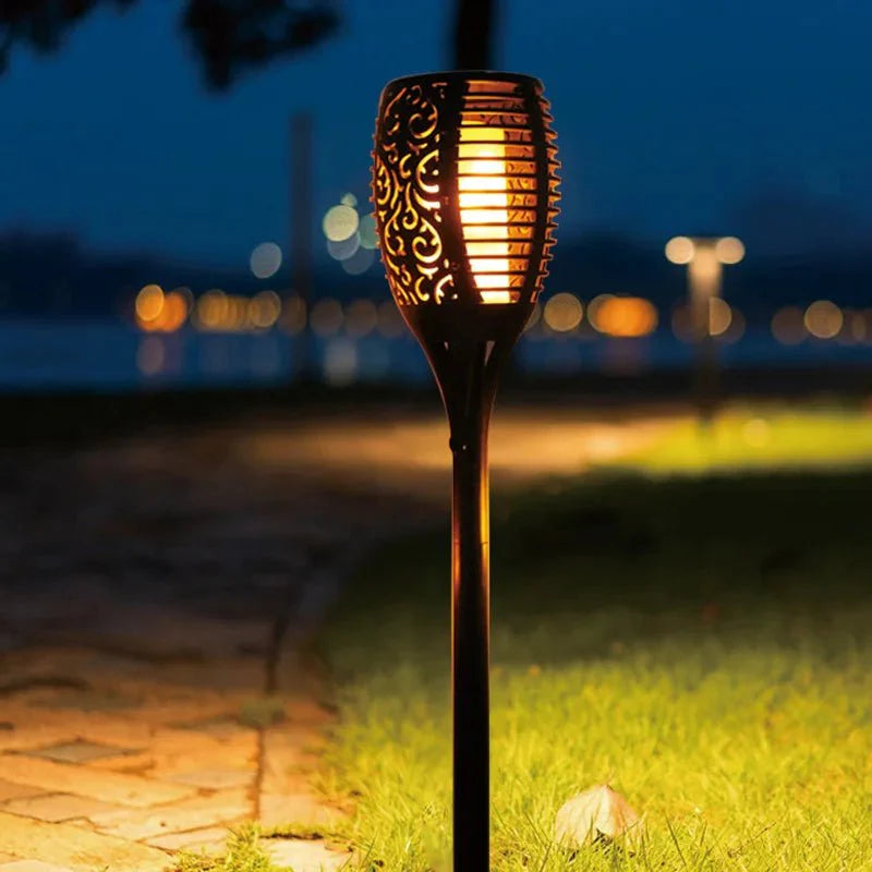 Stojąca lampa zewnętrzna typu pochodnia z ażurowym kloszem