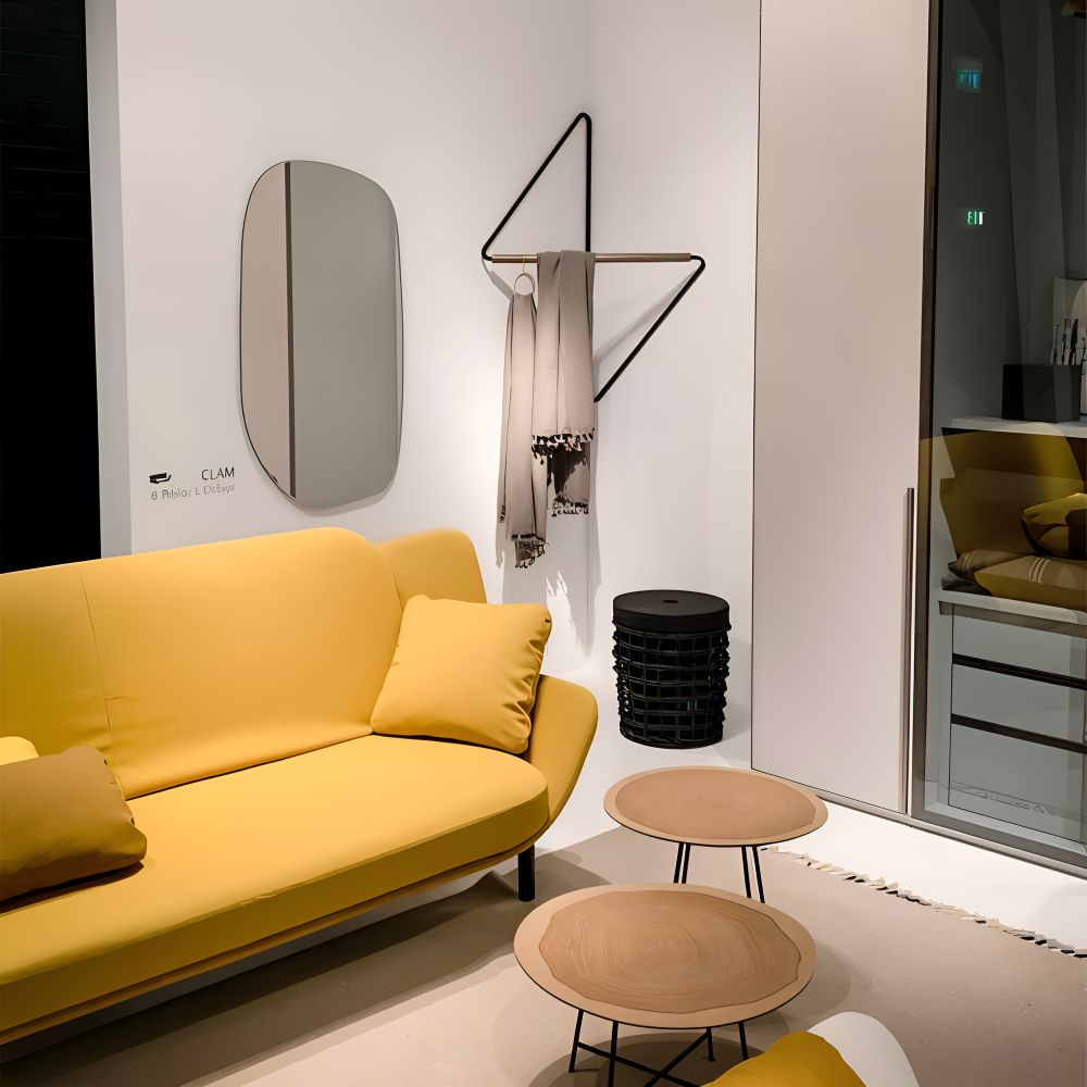 Metalowy wieszak ścienny geometryczny z drewnianym drążkiem