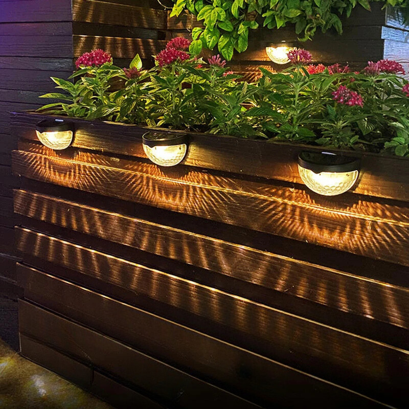Zewnętrzna solarna lampa ścienna tworząca promienisty efekt światła