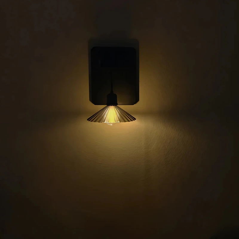 Zewnętrzna lampa ścienna z małym wiszącym kloszem