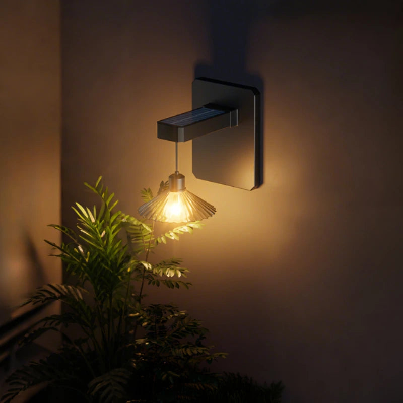 Zewnętrzna lampa ścienna z małym wiszącym kloszem