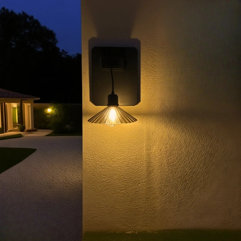 Zewnętrzna lampa ścienna z małym wiszącym kloszem