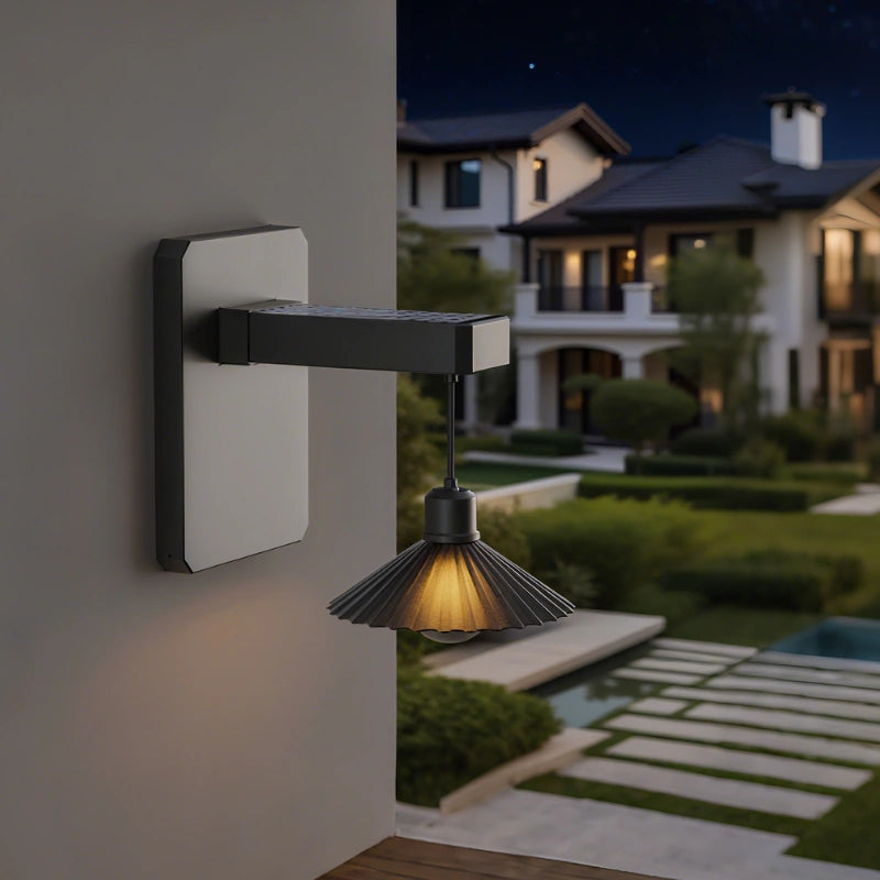 Zewnętrzna lampa ścienna z małym wiszącym kloszem