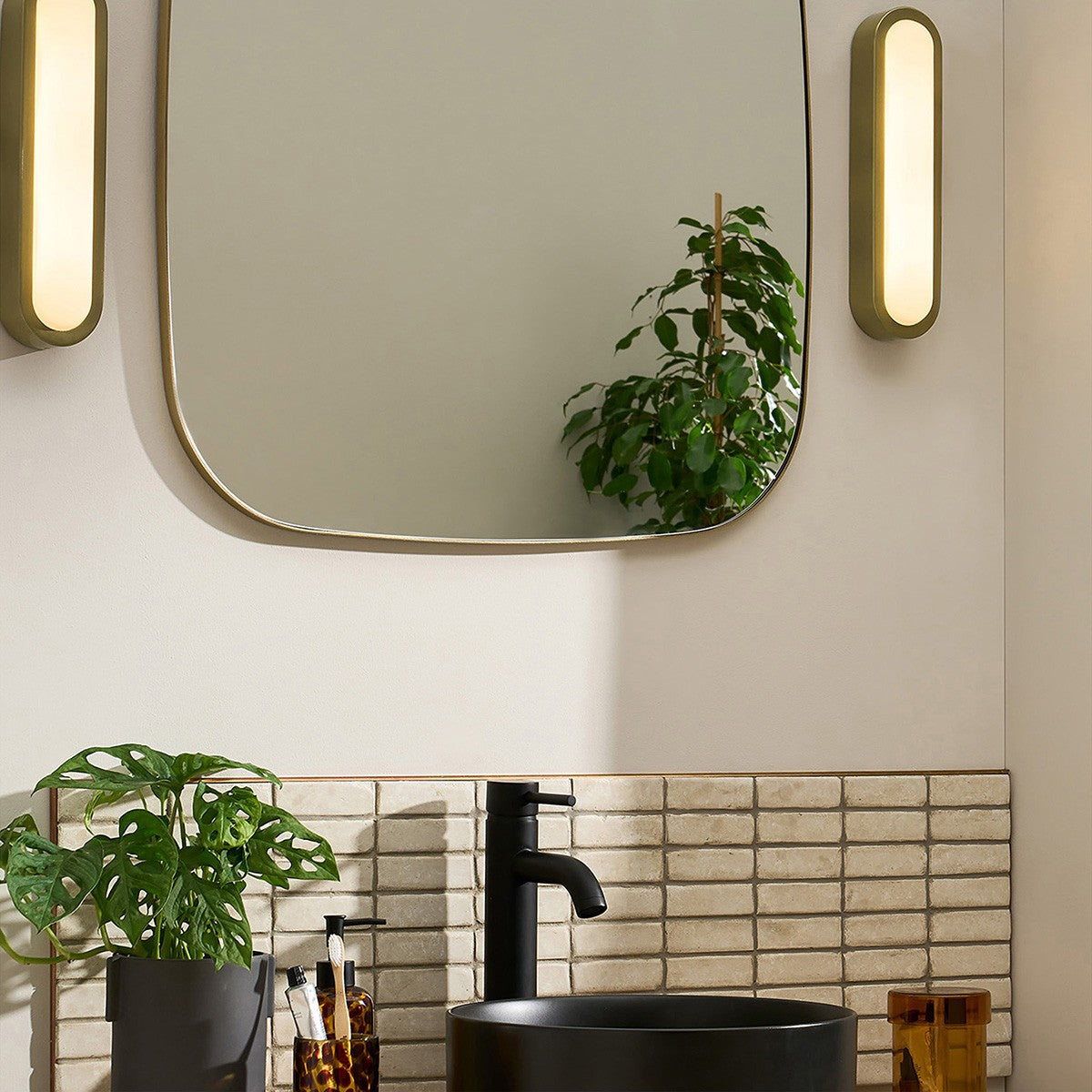 Applique murale LED pour salle de bains en laiton antique avec verre opalin