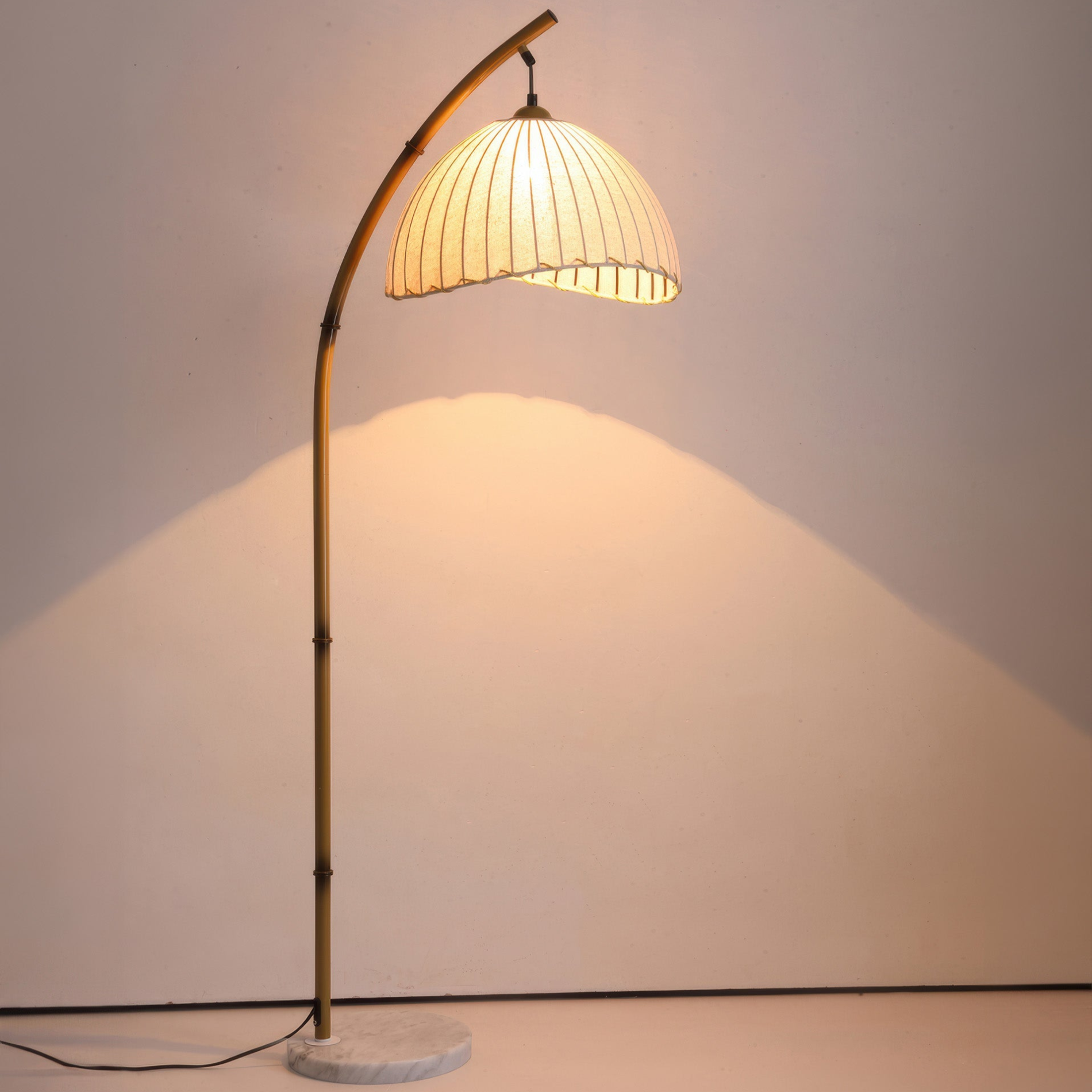 Zakrzywiona lampa podłogowa z bambusa w stylu vintage