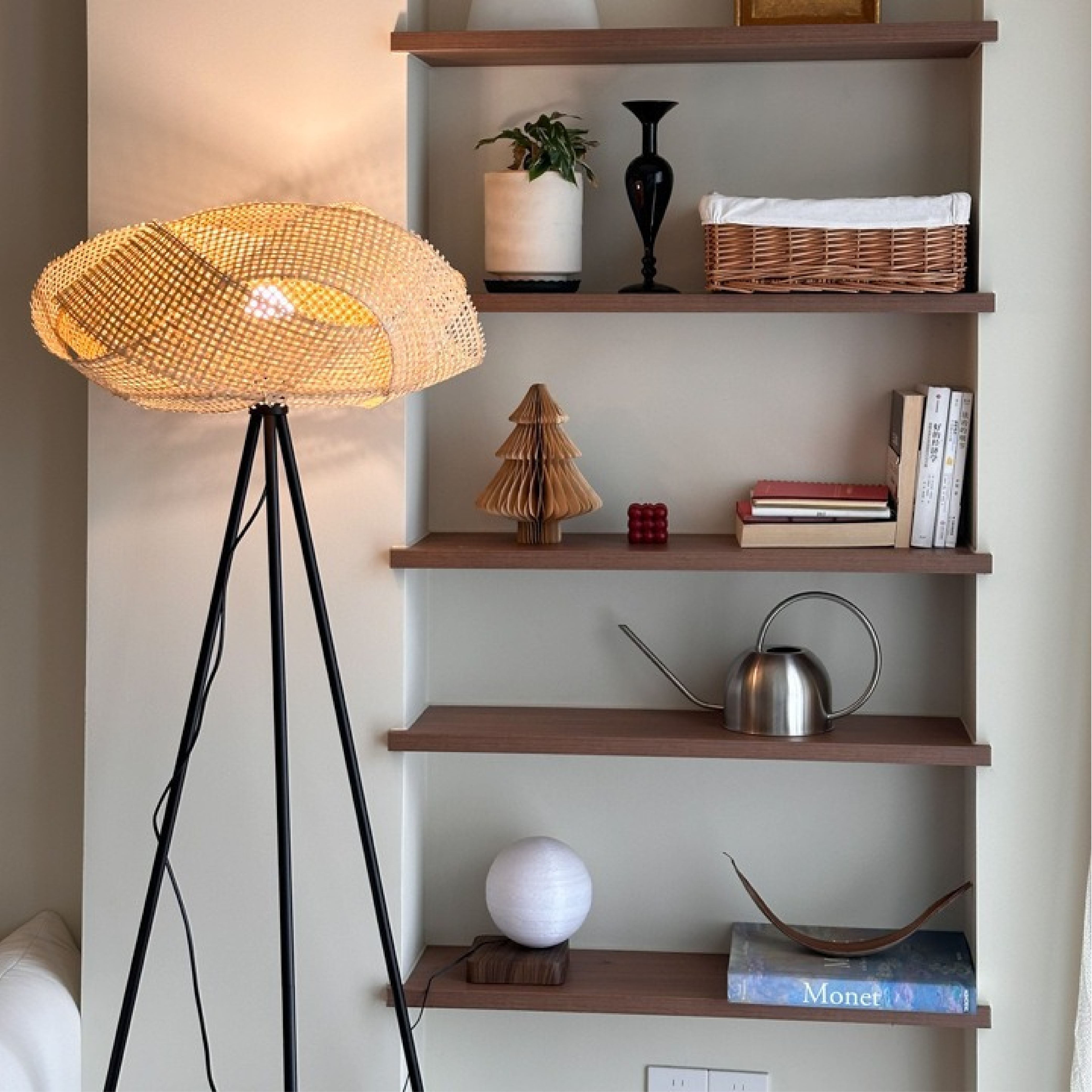 Minimalistyczna lampa podłogowa z bambusa