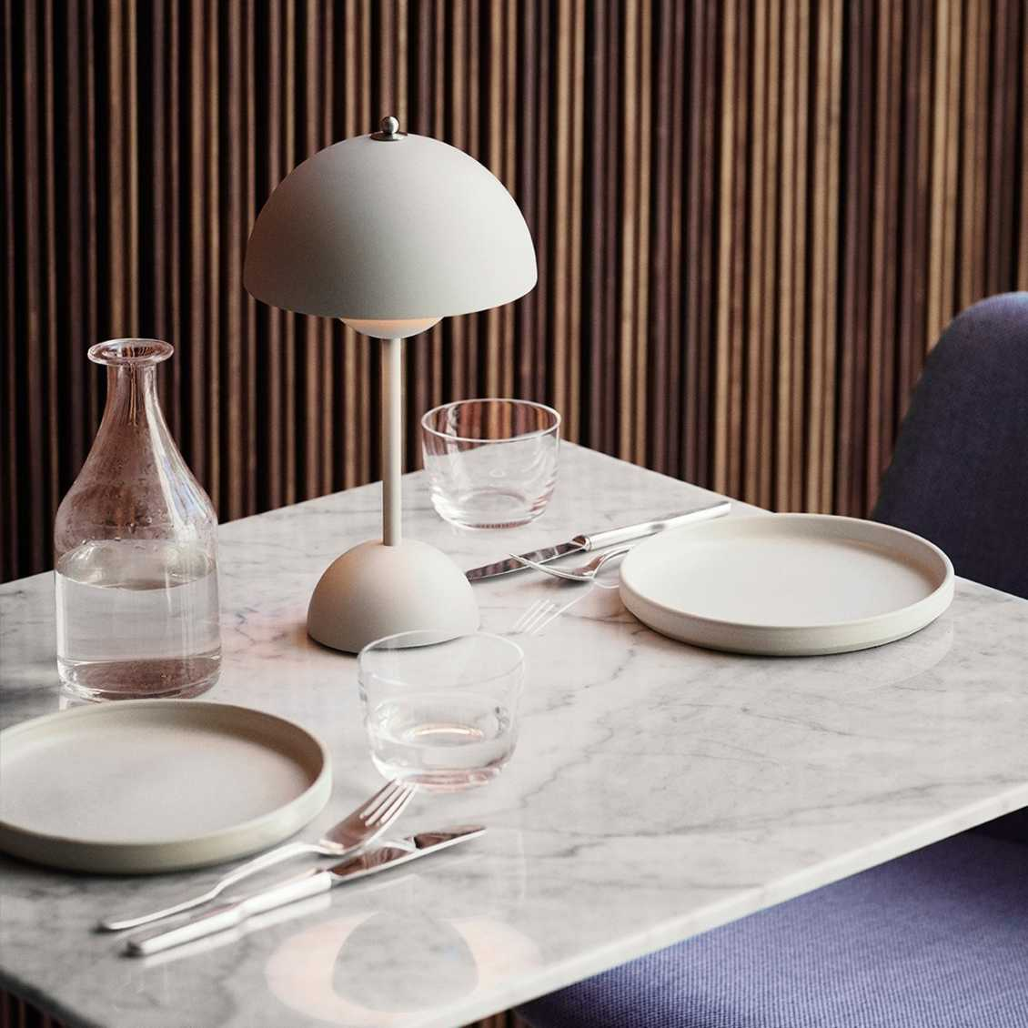 Kultowa lampa stołowa w stylu retro grzyba