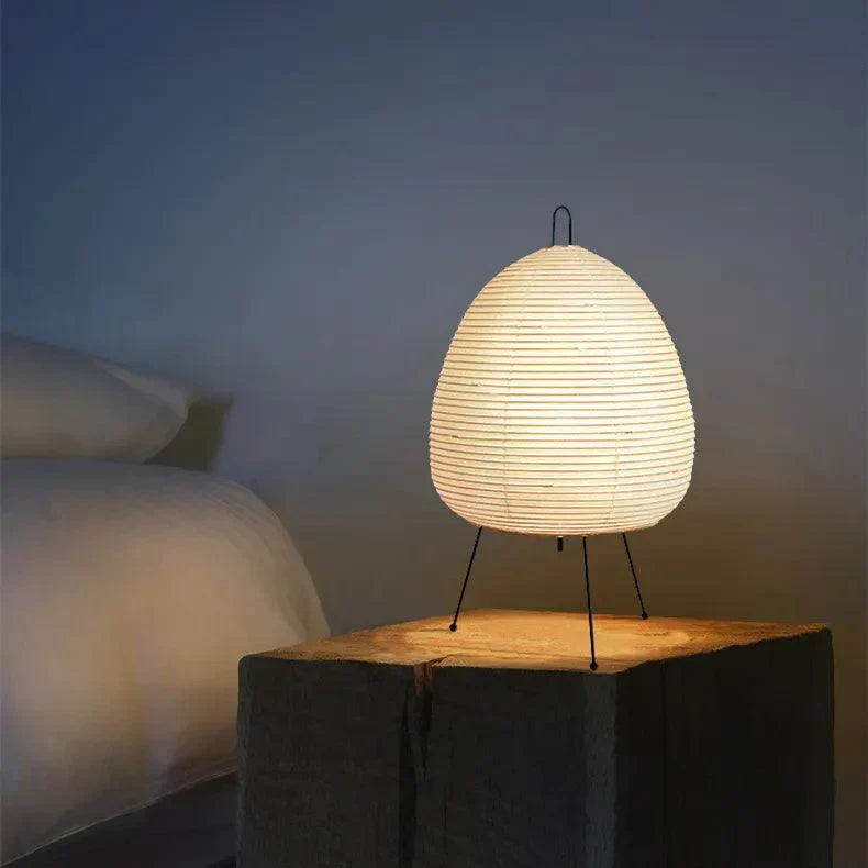 Staande vloerlamp met papieren lampenkap in Japandi-stijl