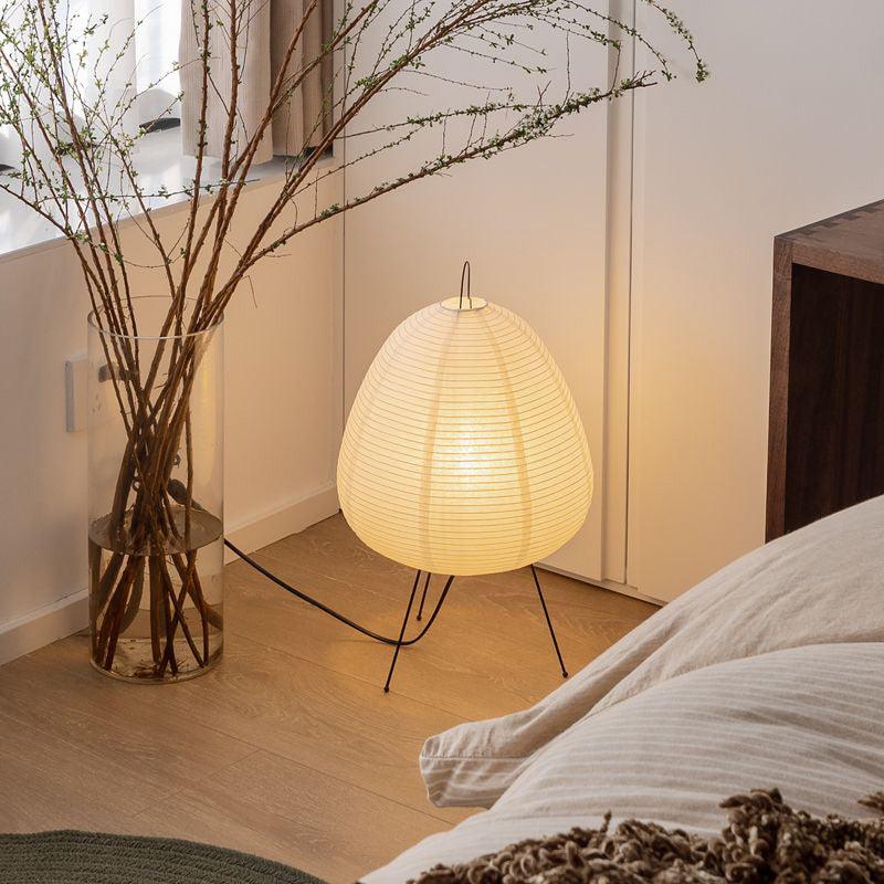 Staande vloerlamp met papieren lampenkap in Japandi-stijl