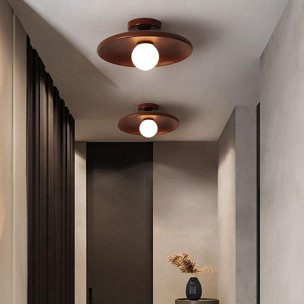 Nowoczesna lampa sufitowa z metalowym talerzem
