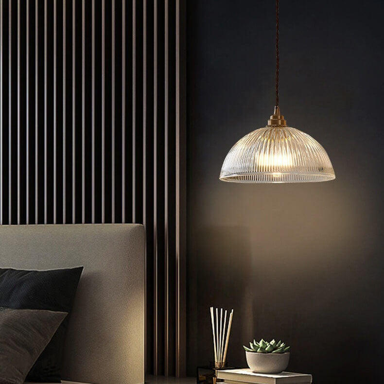 Moderne hanglamp van geribbeld glas met koepelvorm