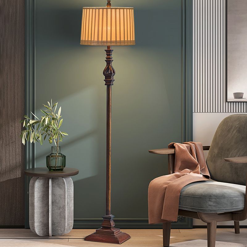 Vloerlamp met geplooide kap en gedraaide stam