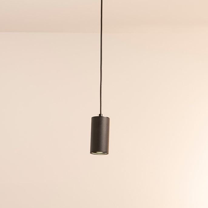 Minimalistyczna wisząca lampa kolumnowa w stylu nordyckim