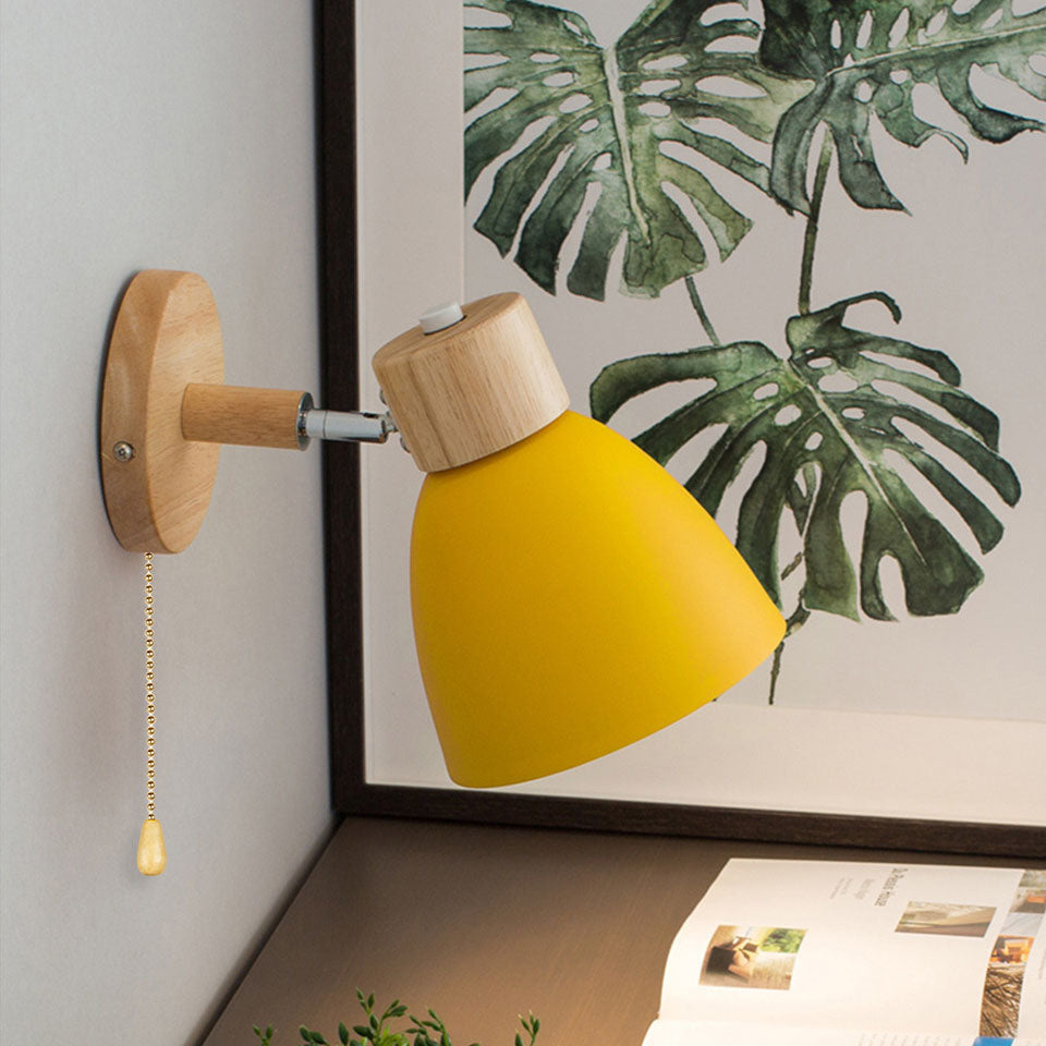 Kinkiet ścienny z nachylonym ramieniem i stożkowym kloszem