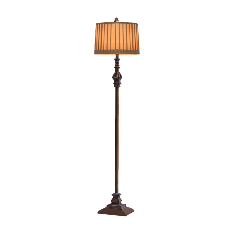Lampa podłogowa z plisowanym kloszem i toczonym trzonem