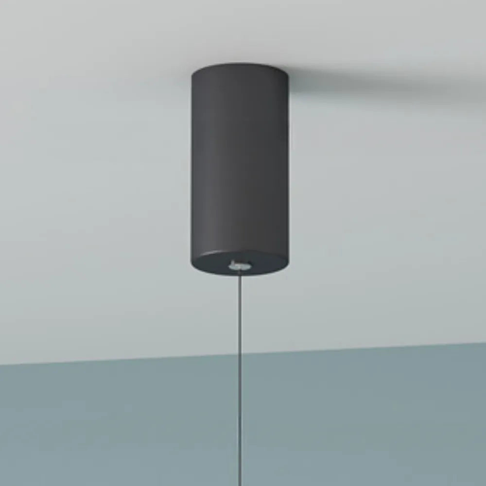 Minimalistyczna liniowa lampa wisząca LED przy łóżku