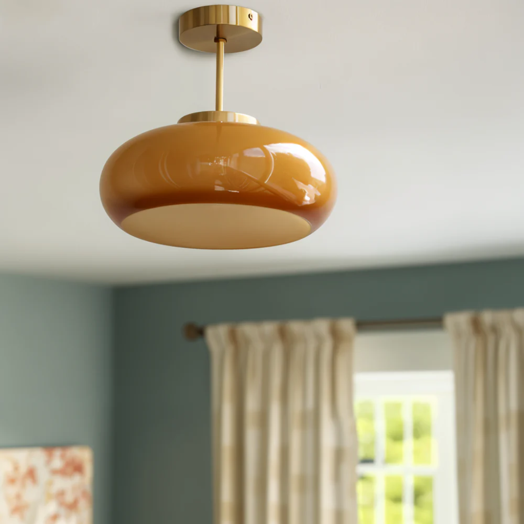 Plafondlamp met afgeronde kap aan korte ophanging