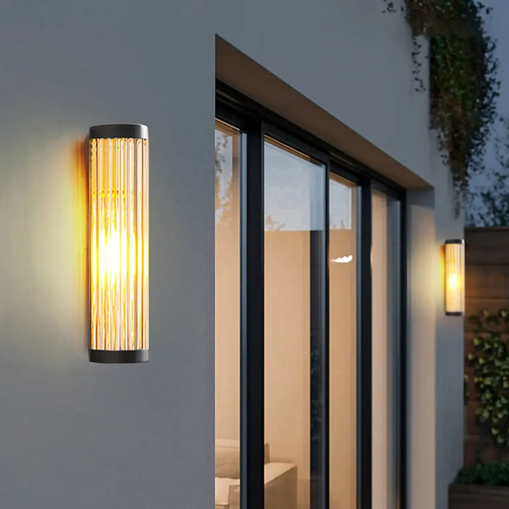 Halfronde metalen buitenwandlamp met glas