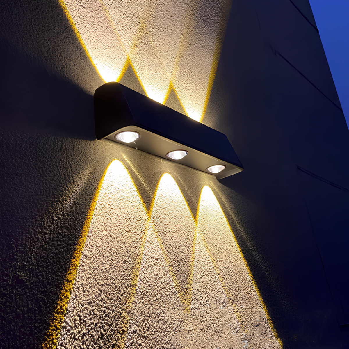 Zewnętrzna lampa ścienna z górnym i dolnym kierunkiem światła