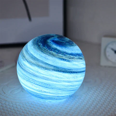 Glazen LED-tafellamp geïnspireerd op de maan met ruimtepatroon