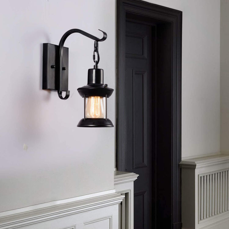 Metalen hangende wandlamp met glazen kap