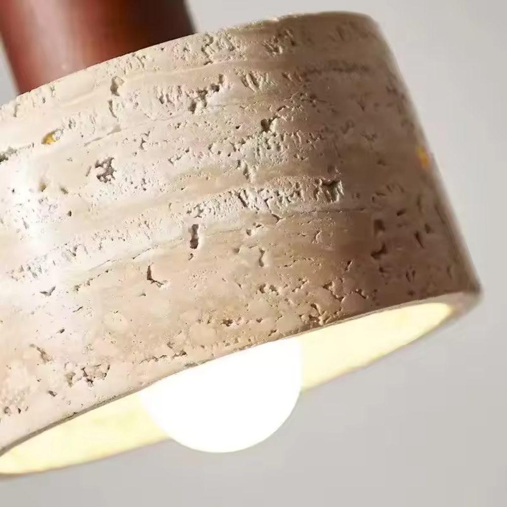 Minimalistyczna lampa wisząca z trawertynu