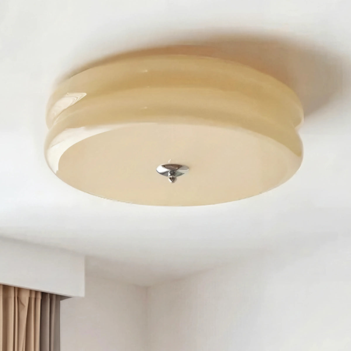 Nordycka lampa sufitowa z warstwowym szklanym kloszem