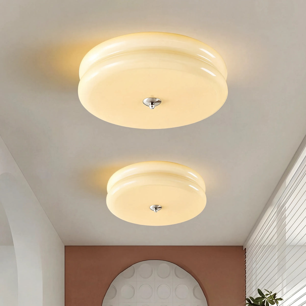 Nordycka lampa sufitowa z warstwowym szklanym kloszem