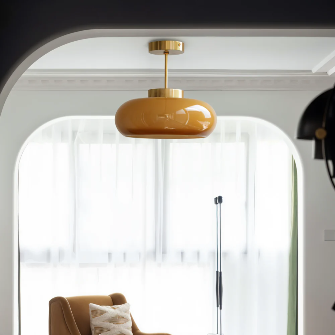 Plafondlamp met afgeronde kap aan korte ophanging