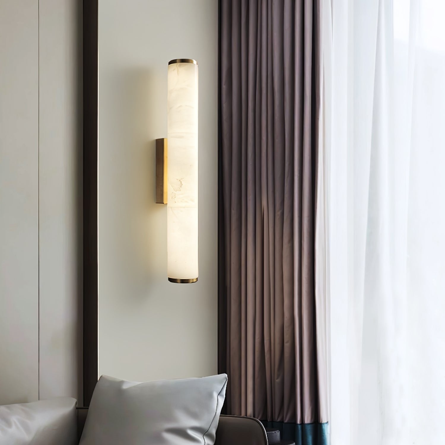 Kinkiet ścienny z pionowym cylindrycznym światłem i wąskim mocowaniem