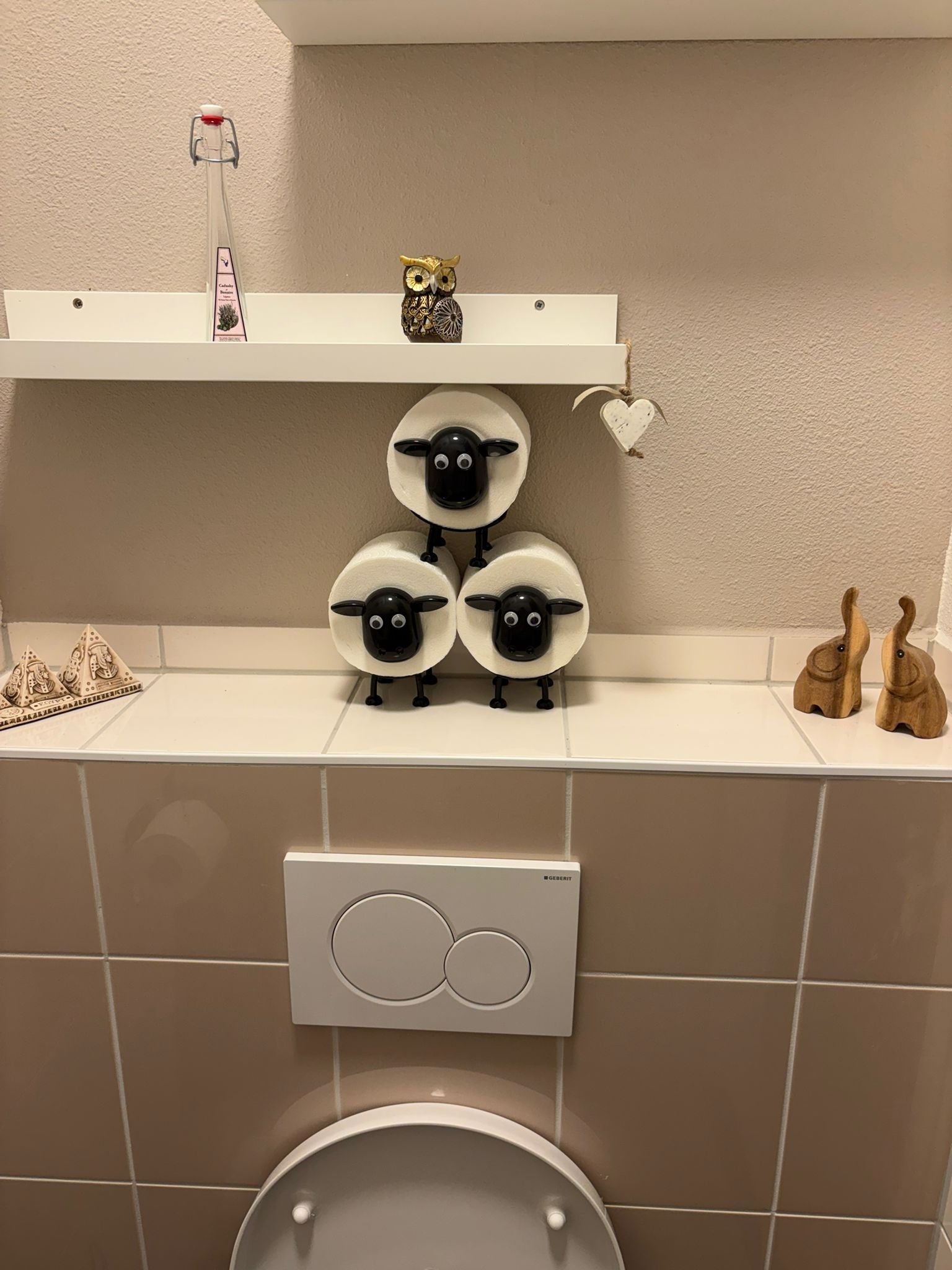 Zwarte toiletrolhouder in schapenvorm