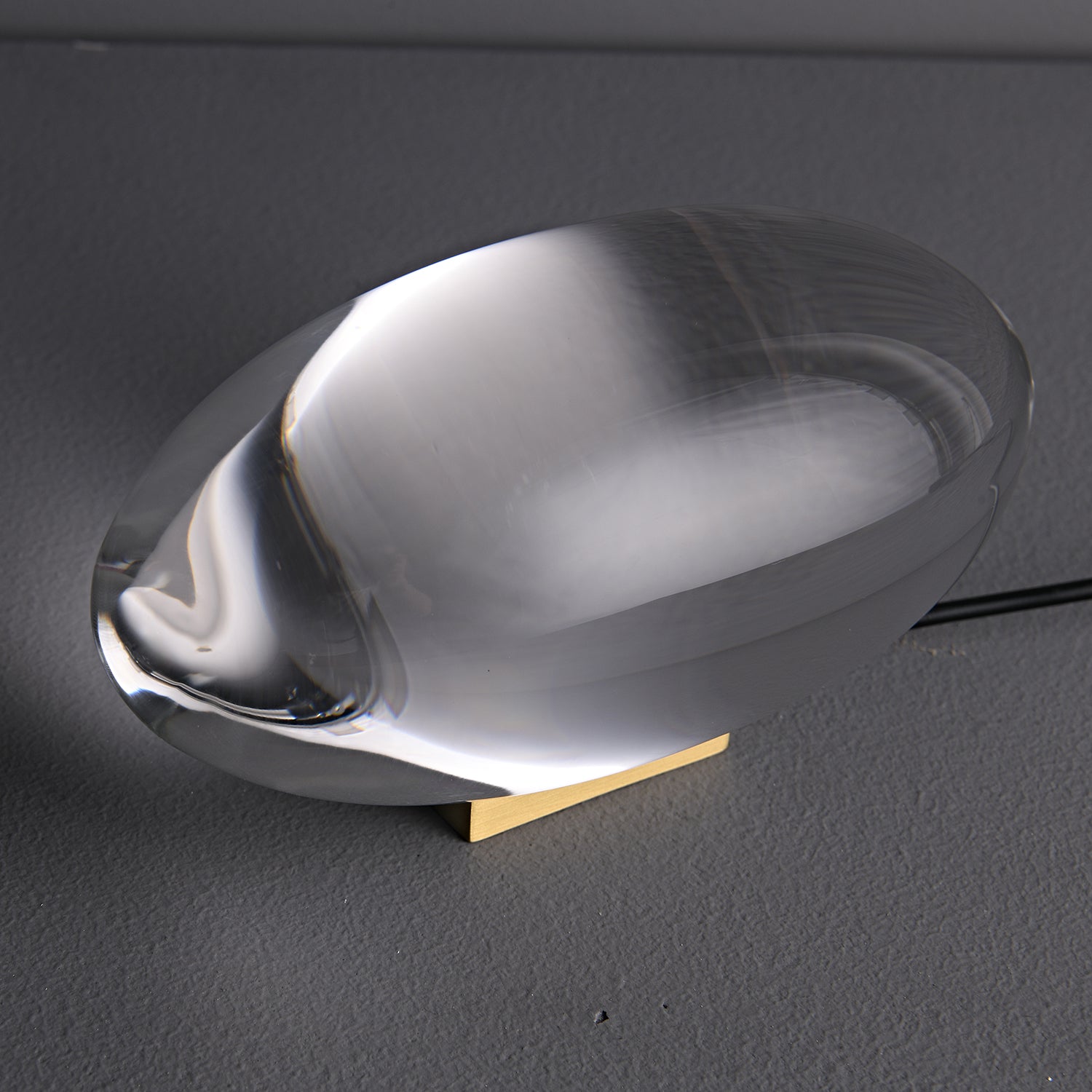 Kryształowa lampa stołowa w kształcie oka