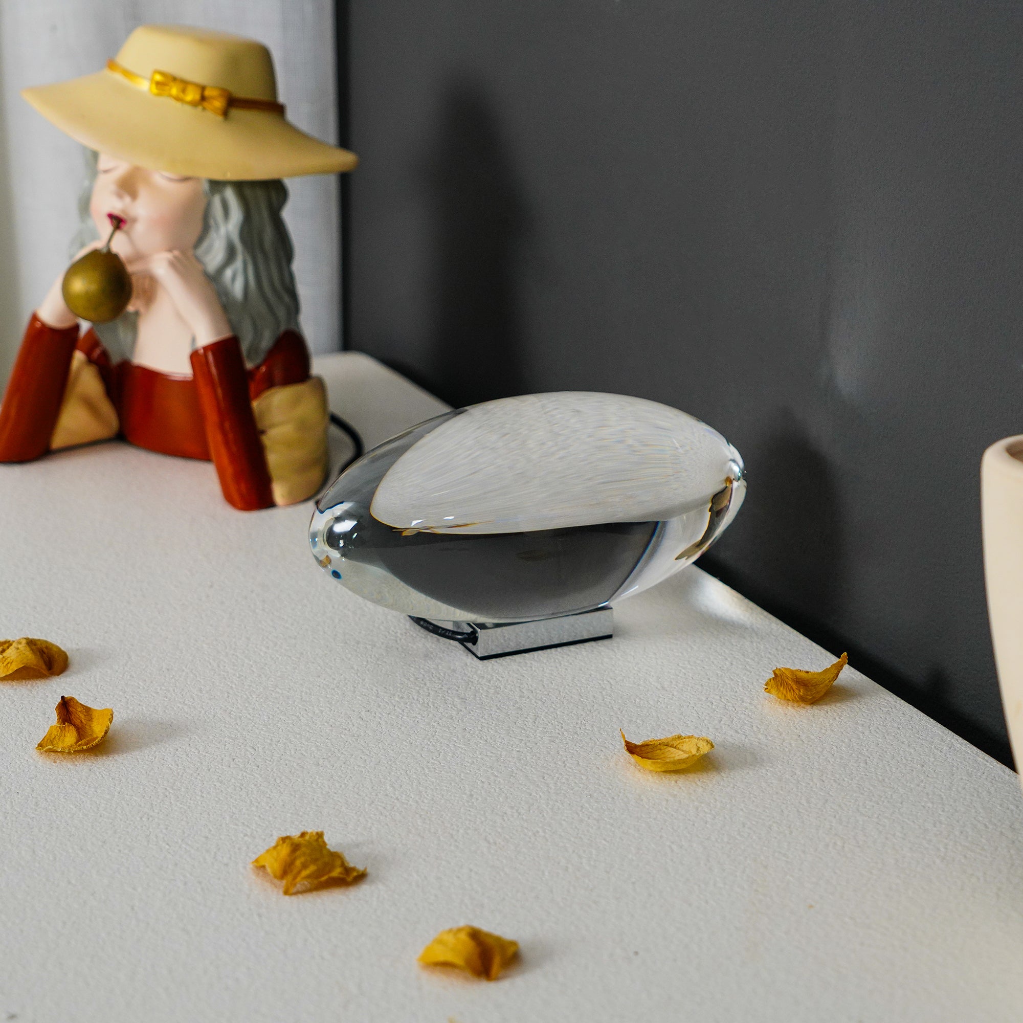 Kryształowa lampa stołowa w kształcie oka