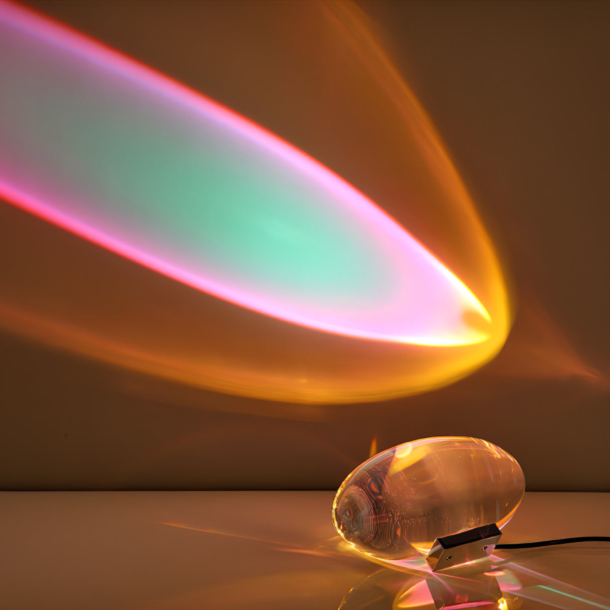 Kryształowa lampa stołowa w kształcie oka