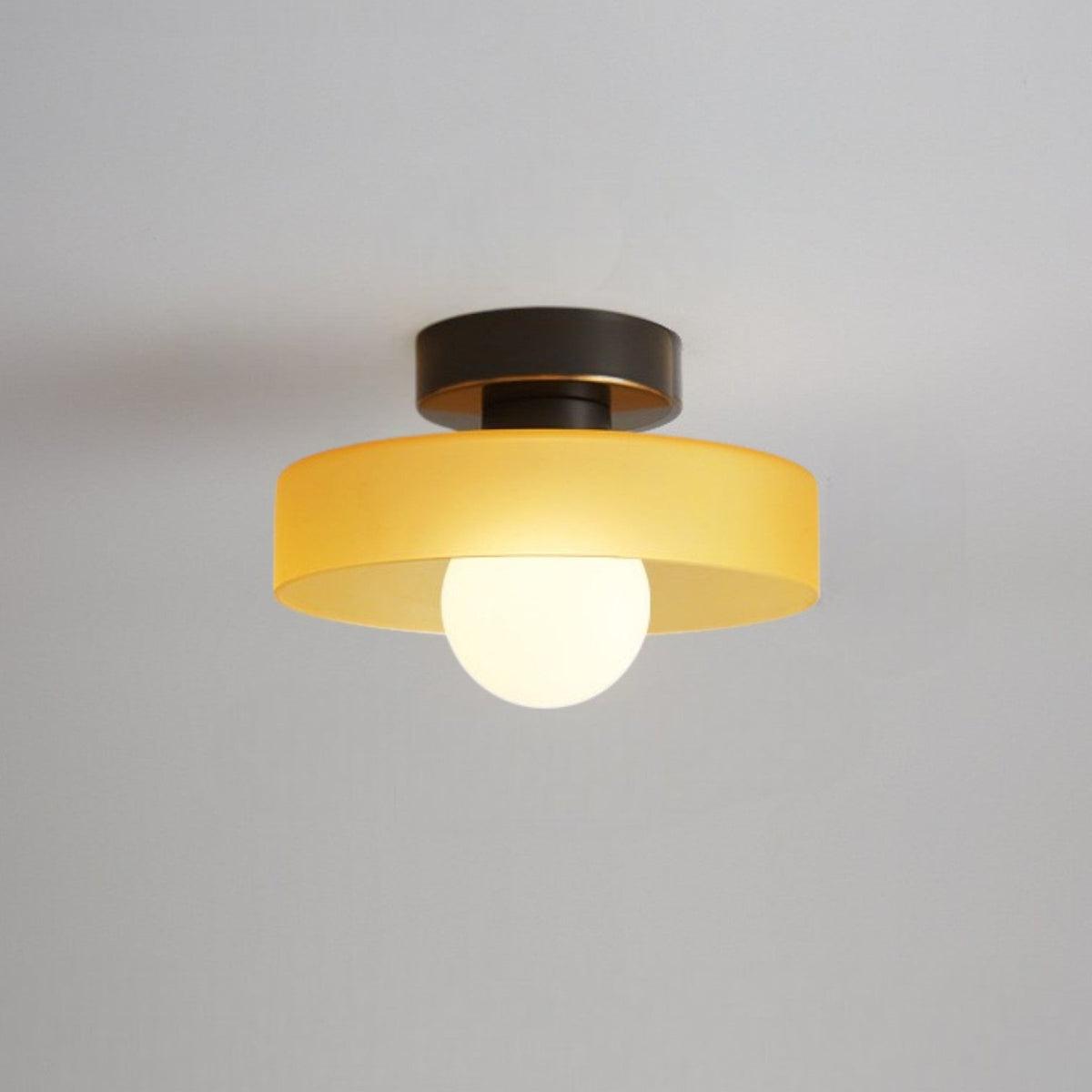 Okrągła lampa sufitowa Japandi z kulistym kloszem
