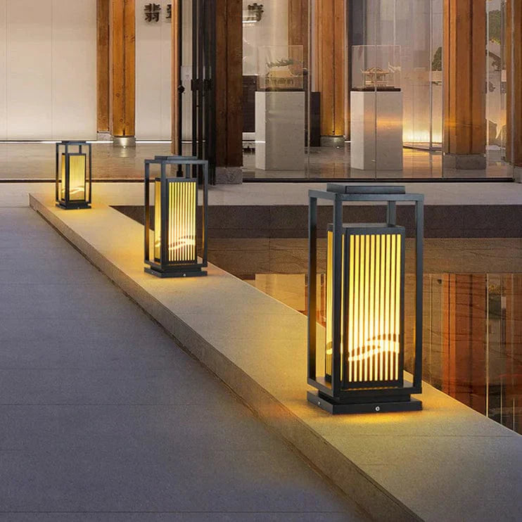 Zewnętrzna lampa słupkowa z ramą klatkową i pionowymi panelami