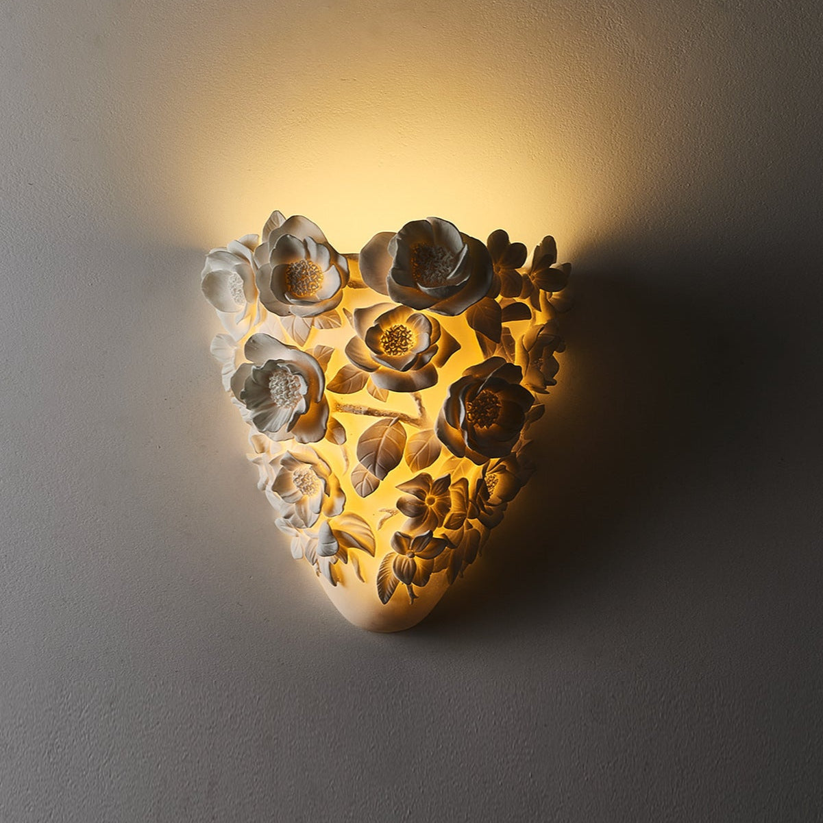 Estetyczna ceramiczna lampa ścienna w kwiaty