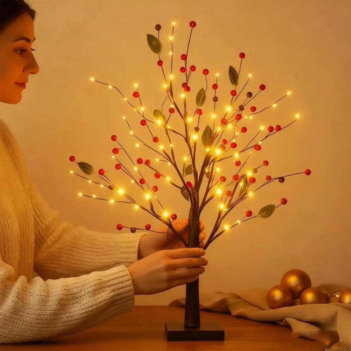 Sapin de Noël avec éclairage LED chaud et baies rouges