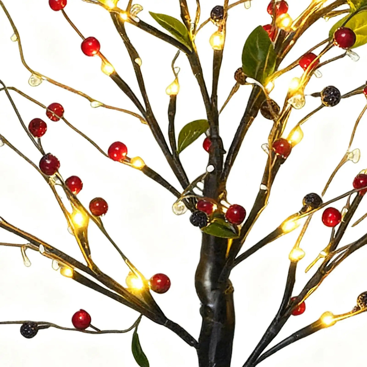 Sapin de Noël avec éclairage LED chaud et baies rouges