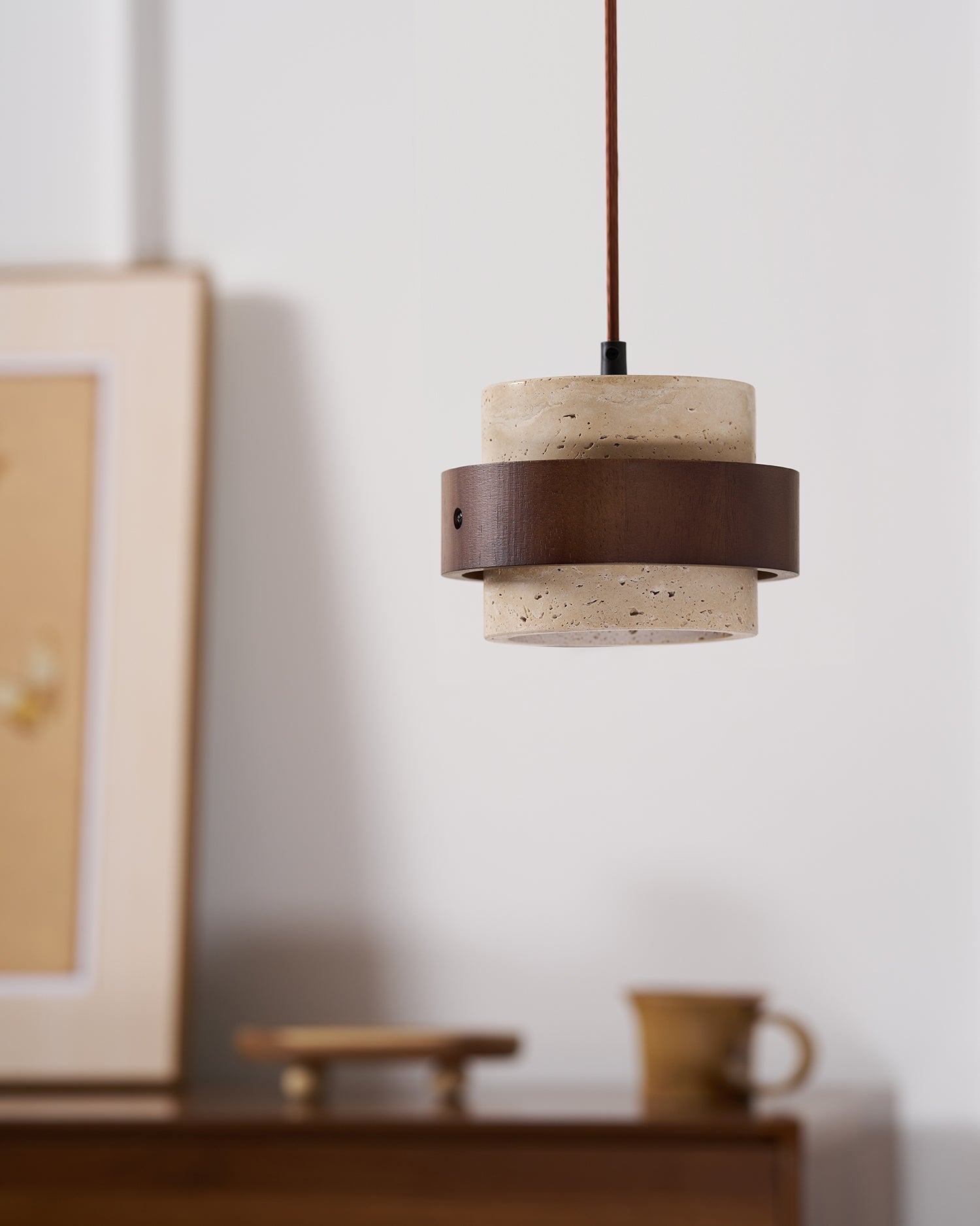 Lampa wisząca z trawertynu i drewna