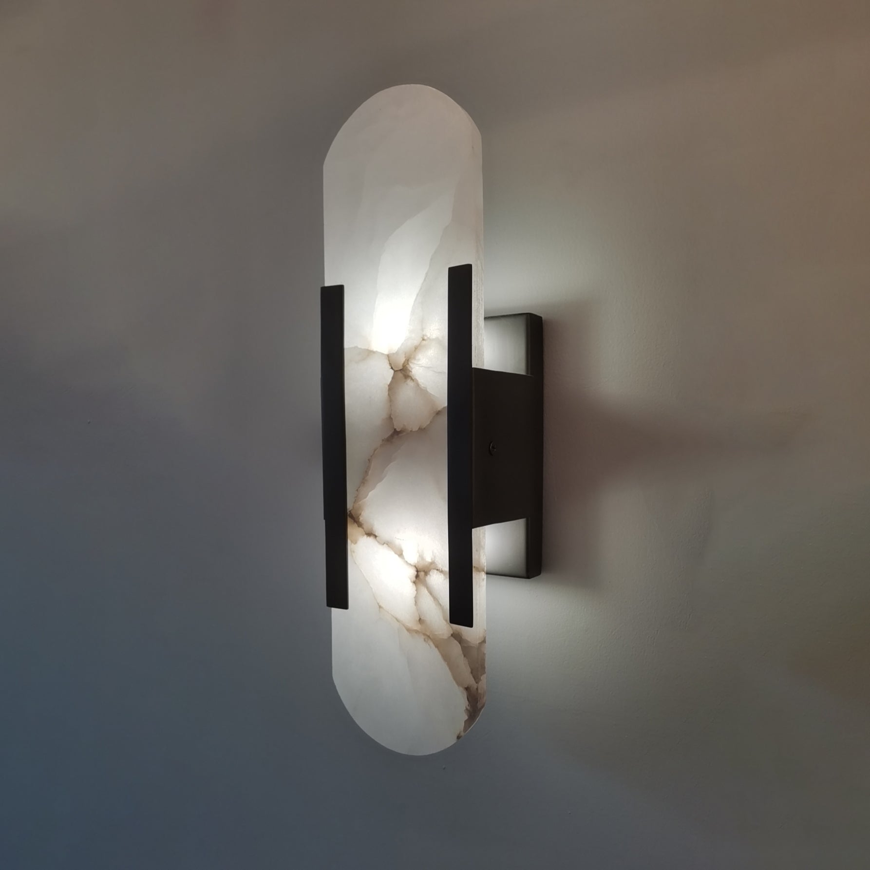 Wandlamp met ovale paneel en verticale lichtstrips