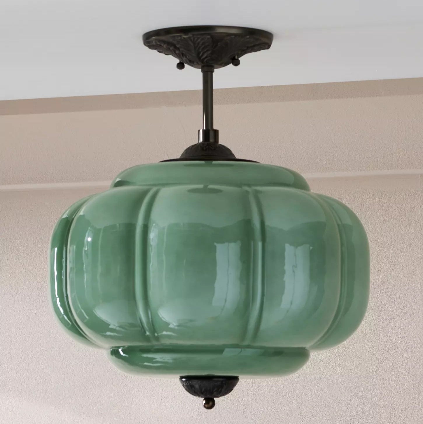 Szklana lampa sufitowa półplafon o zaokrąglonej formie