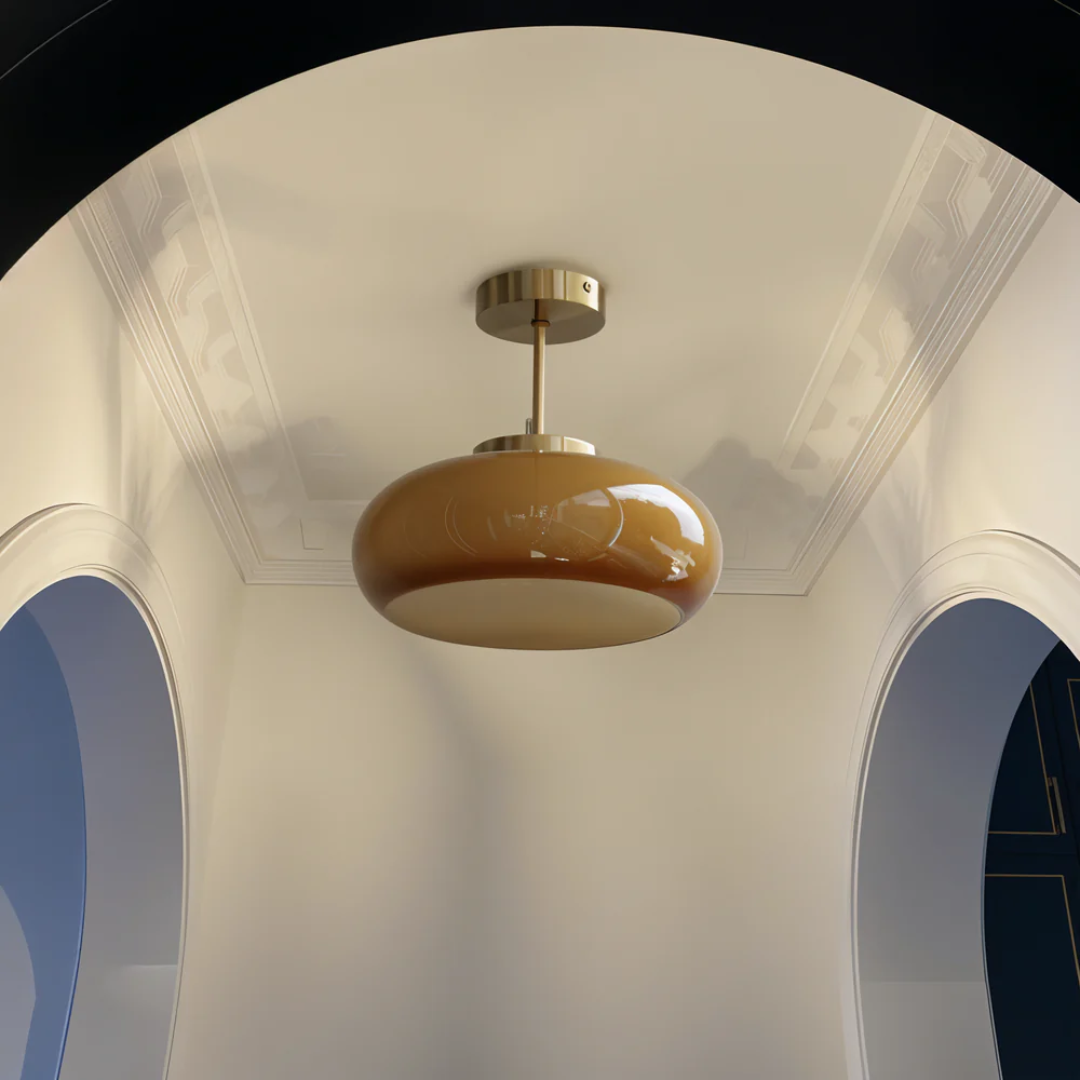 Plafondlamp met afgeronde kap aan korte ophanging